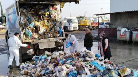 Temizlik görevlisi çöpten çıkan altınlara inanamadı - gundem