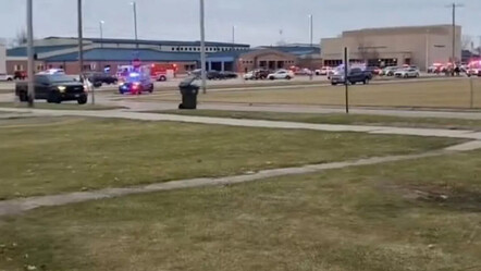 ABD'de liseye düzenlenen silahlı saldırıda saldırgan öldü, öğrenciler yaralandı - dunya