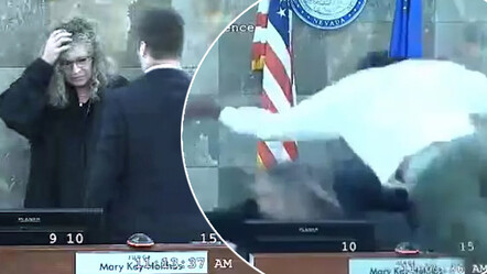 Mahkemede hayrete düşüren anlar! Tutuklanınca hakime uçarak saldırdı - dunya