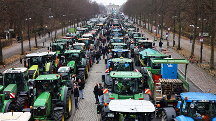 Almanya'da çiftçiler Ekonomi Bakanı'nı ablukaya aldı, Bakan adaya kaçtı - ekonomi