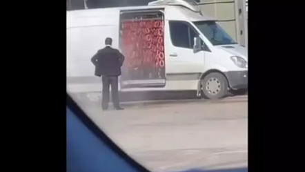 Bursa'da tepki çeken görüntü! Akaryakıt istasyonunda sucuk yıkayan 3 kişi gözaltına alındı - ekonomi