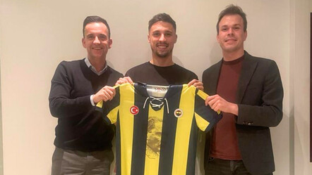 Krunic Fenerbahçe için İstanbul'a geldi, çubuklu formayla ilk pozunu verdi - spor