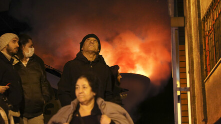 Çatıda başladı 2 binaya daha sıçradı, İstanbul'da korkutan alevler - gundem