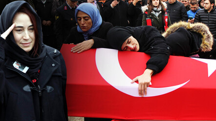 Şehit annesinden evladına son sarılış... 'Peygamber efendimize komşu oldun oğlum' - gundem