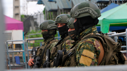 Ekvador'da OHAL sonrası sokaklara inen askerler, hapishanelerde rehin tutulan gardiyanları kurtardı - dunya