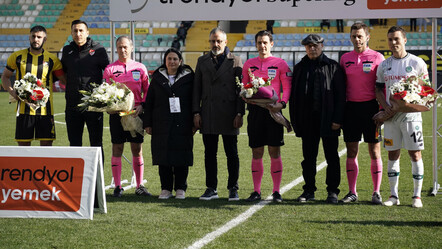 Halil Umut Meler hakemliğe geri döndü, başkanlar bu kez çiçek vermek için sahaya indi - spor