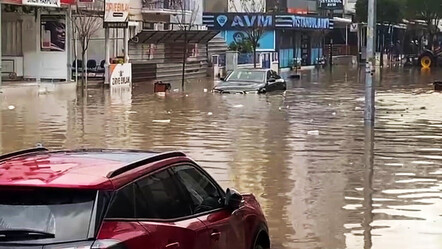 Şiddetli sağanakta ağır bilanço! Dereler taştı, yollar göle döndü, köprüler yıkıldı, okullar tatil edildi - guncel