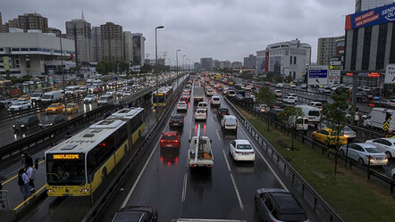 Yağışlı hava İstanbul trafiğini felç etti - guncel