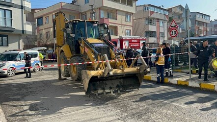 İş makinesinin çarptığı bebek hayatını kaybetti: Anne ve diğer bebek yaralı - guncel