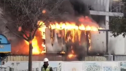İnşaat işçilerinin kaldığı konteynerlerde yangın - ekonomi