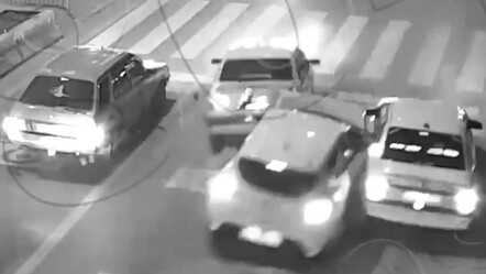 Görüntüleri emniyet paylaştı…Kırmızı ışıkta bekleyen araçların arasına böyle daldı - gundem