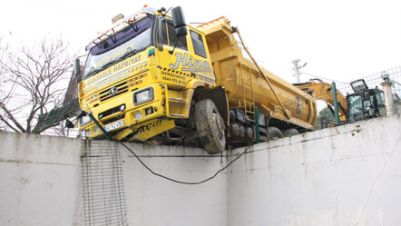 Tonlarca ağırlıktaki kamyon duvarda asılı kaldı! - dunya