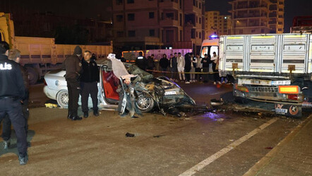 Adana'da feci kaza! Tırın dorsesine çarpan araba mezarları oldu - gundem