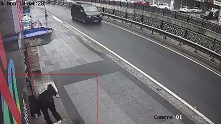 Sokak sokak dolaşıp tanımadığı insanlara saldırdı!