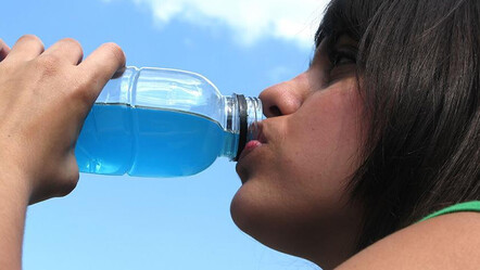 Dünya bu yasağı tartışıyor: Enerji içeceğine yaş sınırı gelebilir - saglik