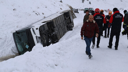 Sivas'ta cenaze yakınlarını taşıyan otobüs devrildi: Çok sayıda yaralı var - gundem