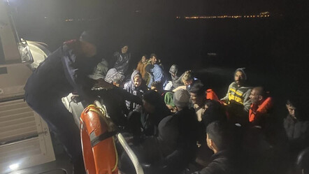 Ayvacık açıklarında 38 kaçak göçmen yakalandı - dunya