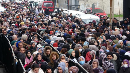 Bursa'da indirim izdihamı! Kadınlar düşe kalka girdiği mağazada birbirlerini ezdi - ekonomi