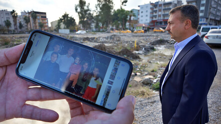 Eşini ve 4 çocuğunu gömdüğü enkazın başında elinde fotoğraflarla bekliyor - guncel
