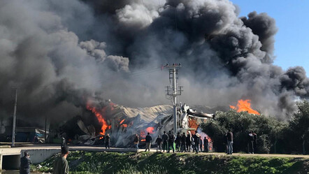 Mersin'de fabrika yangın! Kara dumanlar gökyüzünü sardı - gundem
