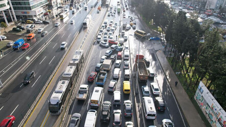 İstanbul trafiğini felç eden kaza! Beylikdüzü E-5 yolunda kamyon devrildi, yol kapandı - gundem