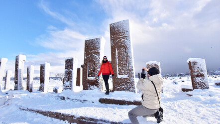 Karla bütünleşen Ahlat Selçuklu Meydan Mezarlığı akın akın ziyaret ediliyor - yasam