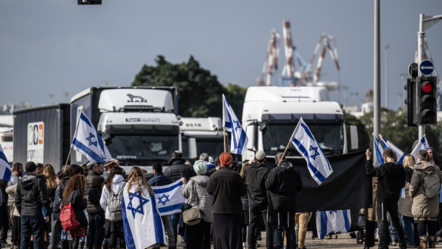 Fanatik Yahudiler, Gazze'ye girmeye çalışan yardım tırlarını engelliyor - dunya