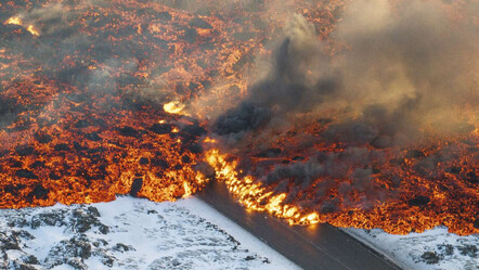 İzlanda cehennemi yaşıyor! Nehir gibi akan alevler her şeyi yuttu - dunya