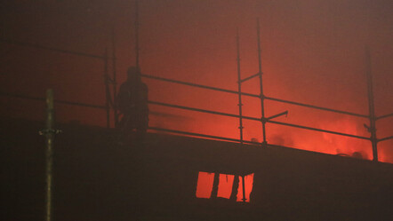 Alevlerin arasında 3,5 saat! Tersanedeki büyük yangında amansız mücadele - gundem