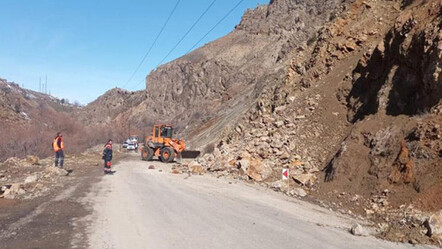 Tunceli-Erzincan yolunda heyelan, çok sayıda ekip olay yerinde - gundem