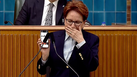 Grup toplantısında Karacaoğlan dinletti: Akşener hıçkıra hıçkıra ağladı - gundem