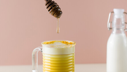 Herkes aynı hatayı yapıyor: Şifa olsun diye böyle içilen ‘ballı süt’ faydasını kaybediyor - saglik