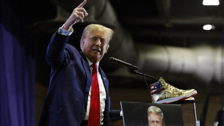 355 milyon dolar para cezasına çarptırılan Trump, ayakkabı tanıttı - dunya