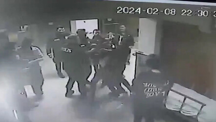 Kardeşi hayatını kaybetti, acil serviste doktora saldırdı! O anlar kamerada - gundem