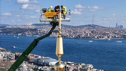 Galata Kulesi’nde heyecan dolu anlar! 63 metrelik kubbesine alem takıldı - kultur-sanat