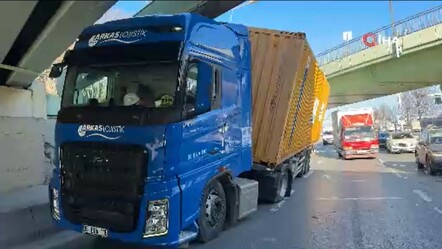 4 ay sonra yine aynı noktada kaza! Bakırköy'de tırın dorsesi üst geçide takıldı, 3 araç kazaya karıştı - gundem