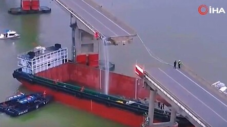 Çin'de dehşet anları! Kargo gemisi köprüye çarptı, arabalar denize uçtu: O anlar kamerada - dunya