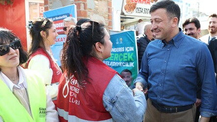 Hamza Dağ'dan tokalaşmaya tereddüt eden CHP'li görevliye: Bir şey olmaz, kimse size kızmaz - politika