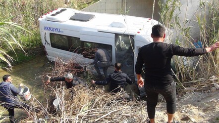 Yolcu minibüsü ile otomobil çarpıştı: 1 ölü, 13 yaralı - gundem