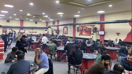 İzmir'de umuma açık yerde kumar oynayan 83 kişi jandarmaya yakalandı - gundem
