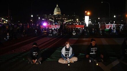ABD'de yüzlerce kişi Biden'in yolunu kesti! Dev Filistin bayrağı açan göstericiler 'Ateşkes' sloganları attı - dunya