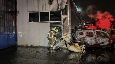 Bursa'da sıcak saatler! Oto tamirhanesindeki yangın arabalara sıçradı, hepsi kül oldu - yasam