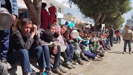 Gazze'de felaketin boyutu derinleşiyor! Çocuklar bir lokma için saatlerce sıra bekliyor - dunya