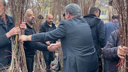Muhtar adayı ilk icraatiyle takdir topladı! Sıfır atık için broşür yerine fidan dağıttı - gundem