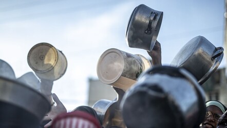 İsrail'in açlık silahıyla vurduğu Gazzelilerin Ramazan sofrası: Hayvan yeminden ekmek ve çay... - dunya