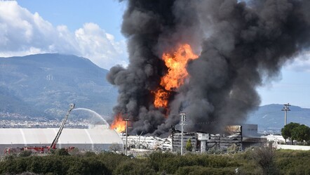 Dumanlar gökyüzünü kapladı! İzmir'de fabrika yangını kontrol altına alındı - haberler