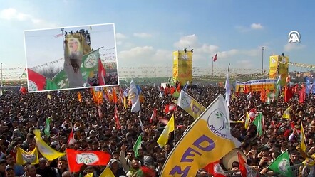 DEM Parti'nin Yenikapı'daki etkinliğinde skandal görüntü! Terörist ele başının posteri açıldı, gözaltılar var - gundem