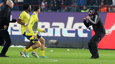 Olaylı Trabzonspor-Fenerbahçe maçına damga vuran maskeli taraftarın tribün görüntüsü ortaya çıktı - haberler