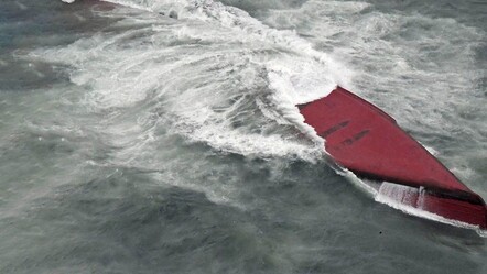 Kimyasal madde taşıyan tanker alabora oldu! 8 ölü, 2 kayıp - dunya