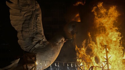 Tahtadan yapılmış dev güvercinler Gazze ve Ukrayna'da barış için yakıldı - dunya